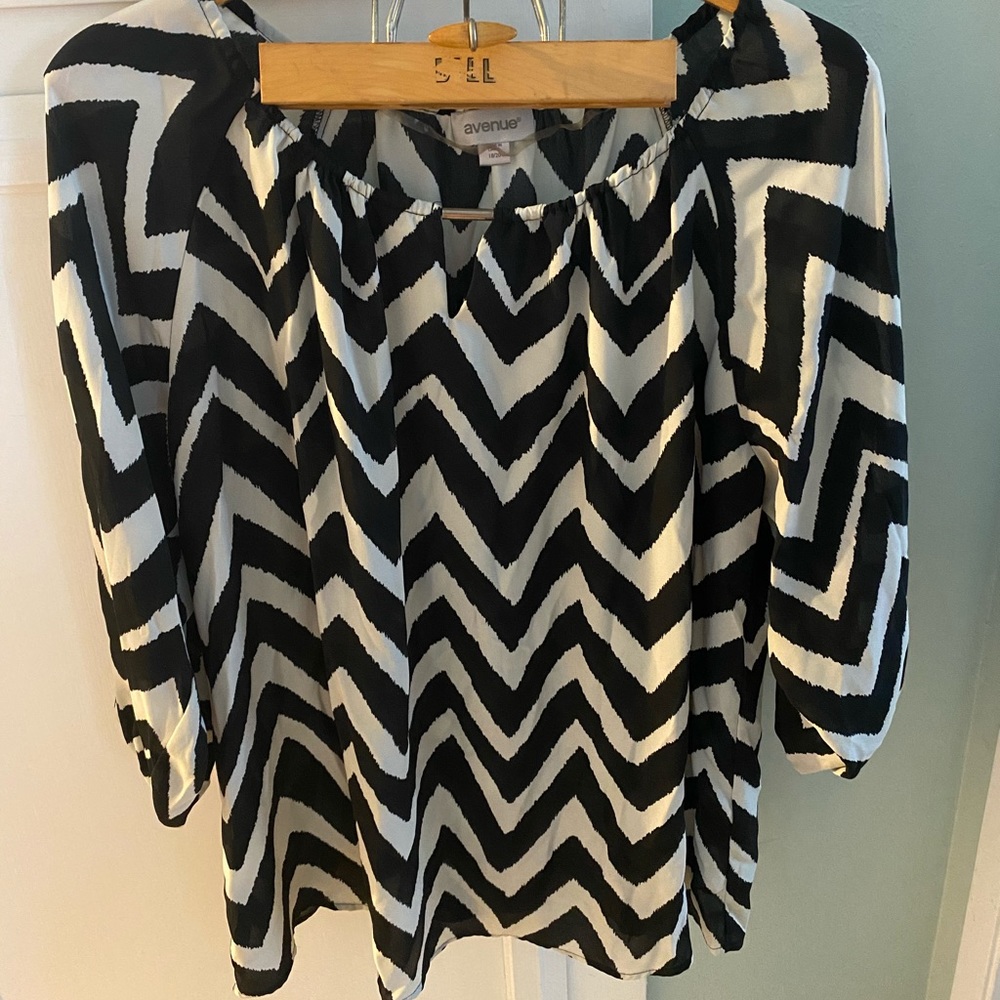 The Avenue B&W Chevron Print Top